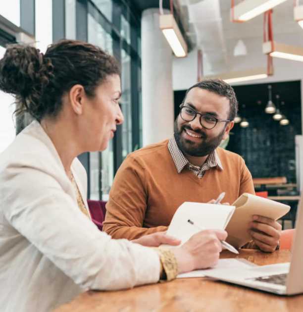 homme et femme discutent d'un projet
