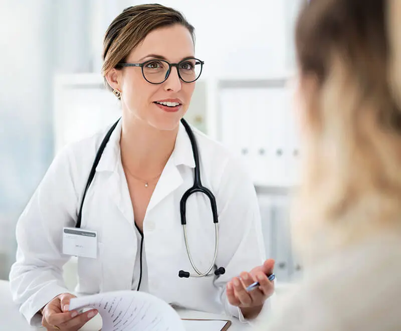 consultation médicale patient et spécialiste de santé