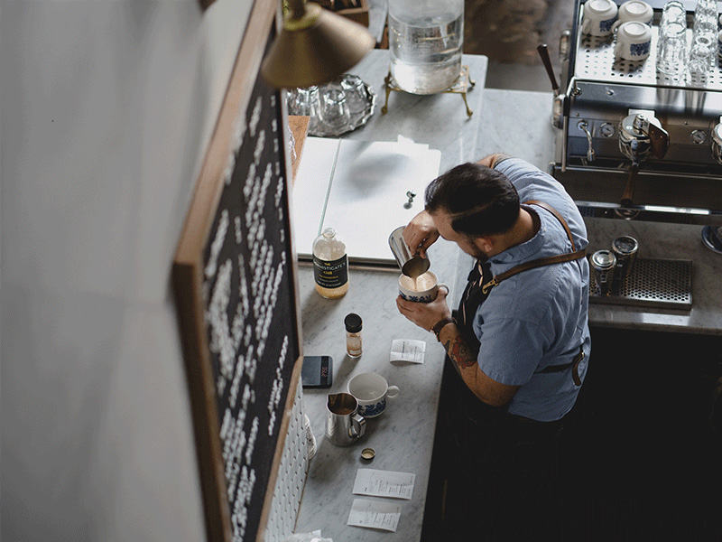 préparation commande restaurant par un serveur