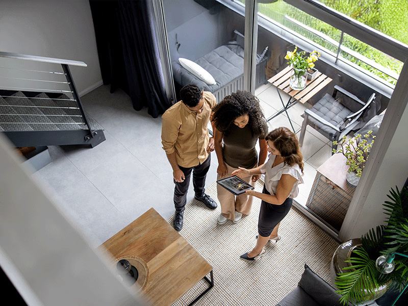 expert en immobilier et particuliers dans un bâtiment