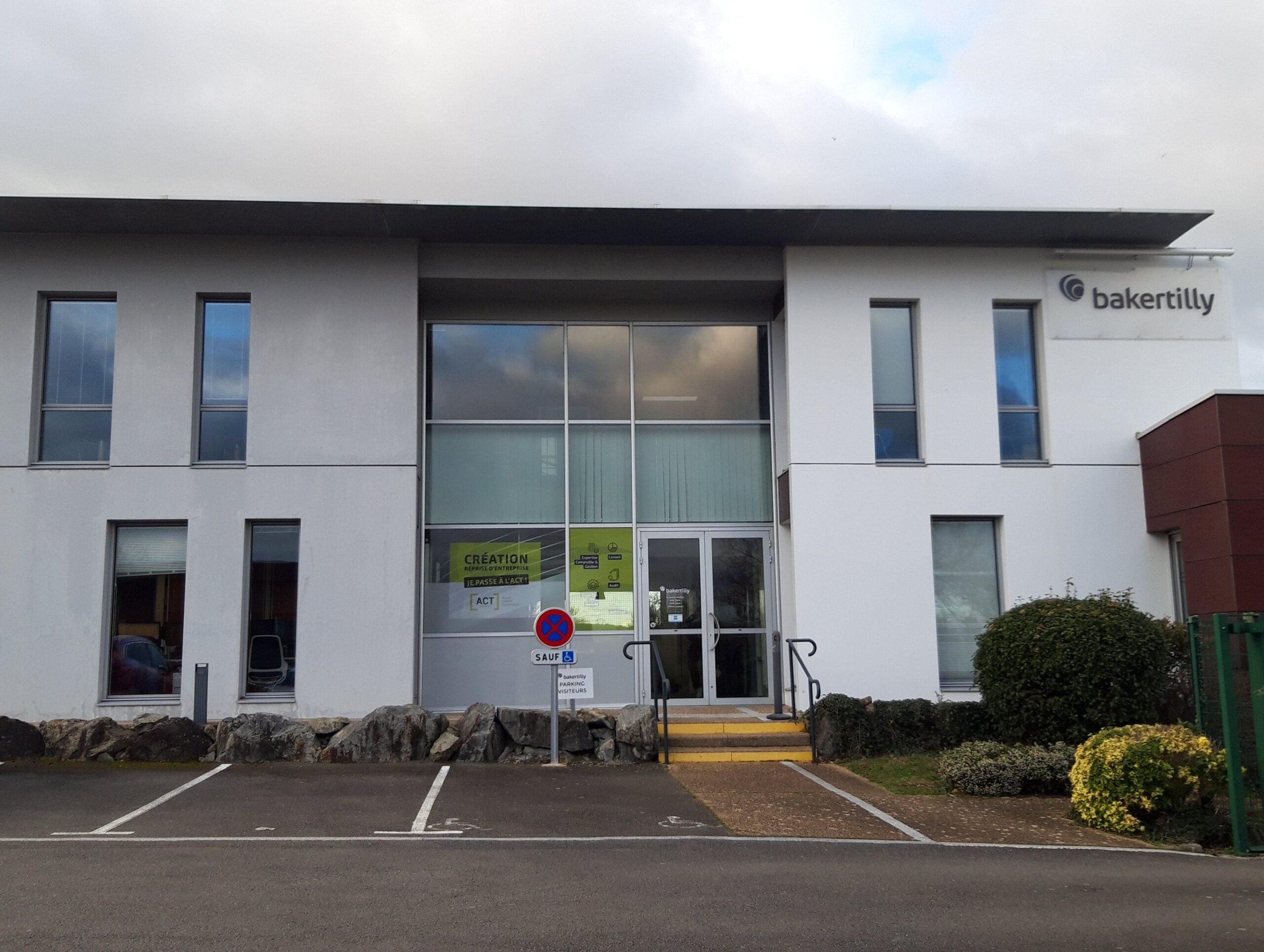 vue extérieure bureau baker tilly vannes