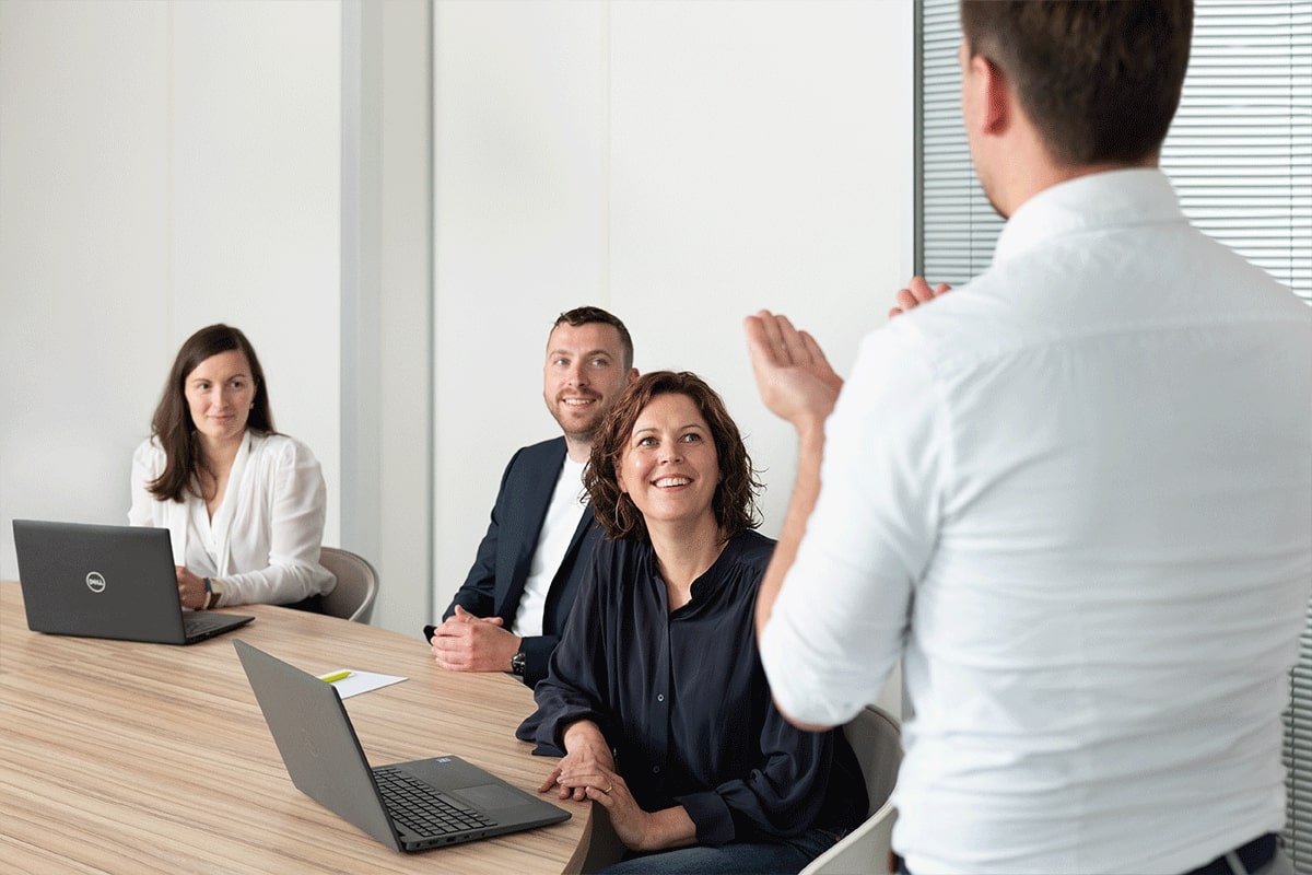 explication d'un expert aux collaborateurs