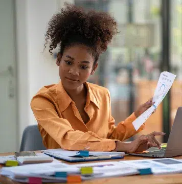 Salariée devant des dossiers