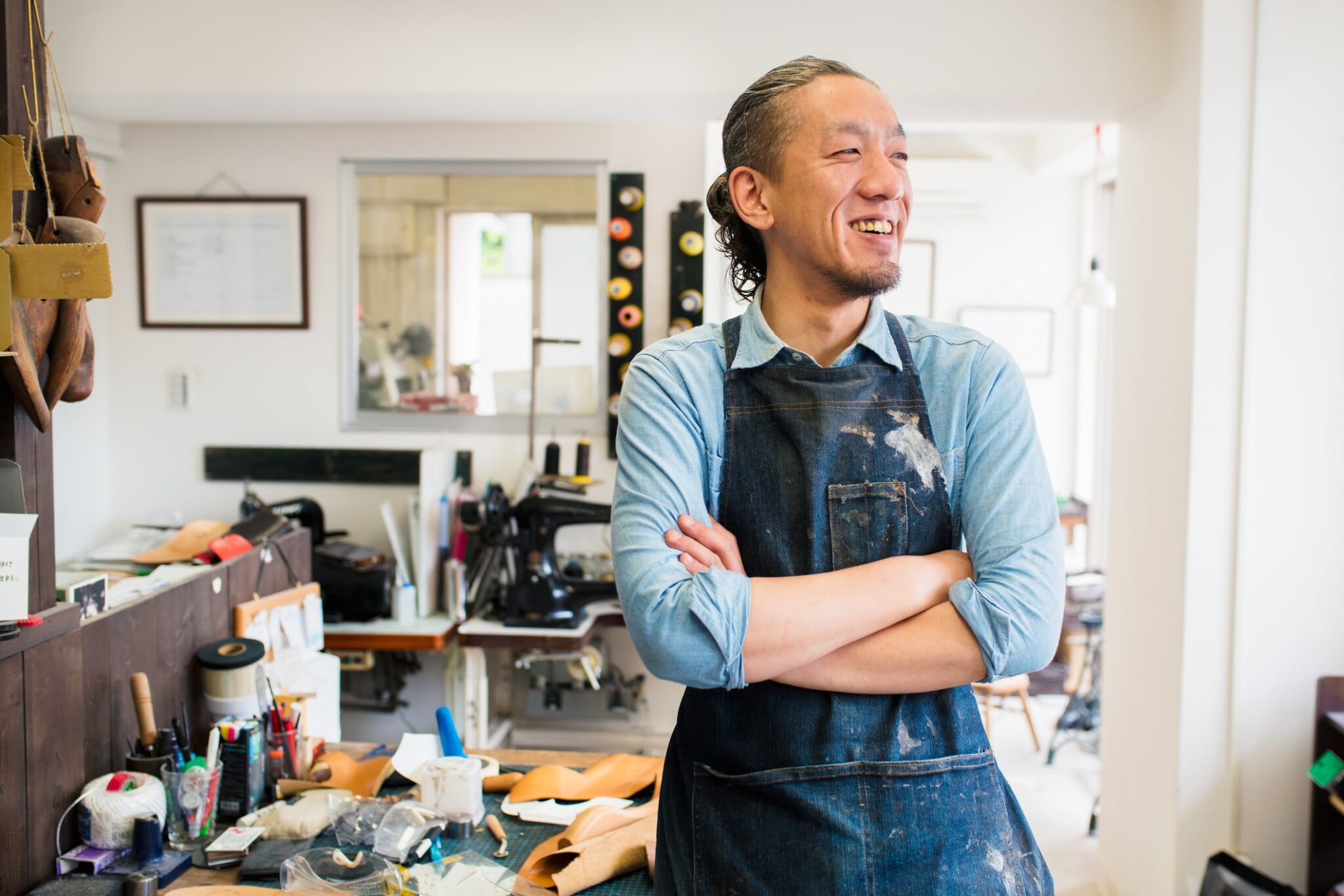 artiste-auteur dans son atelier de création