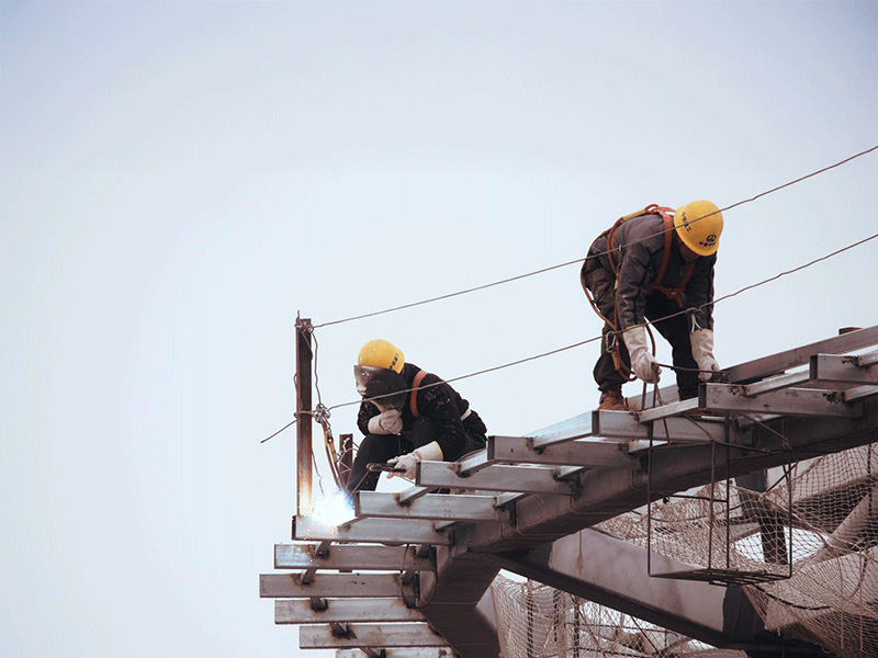 2 ouvriers du BTP travaillent sur un toit