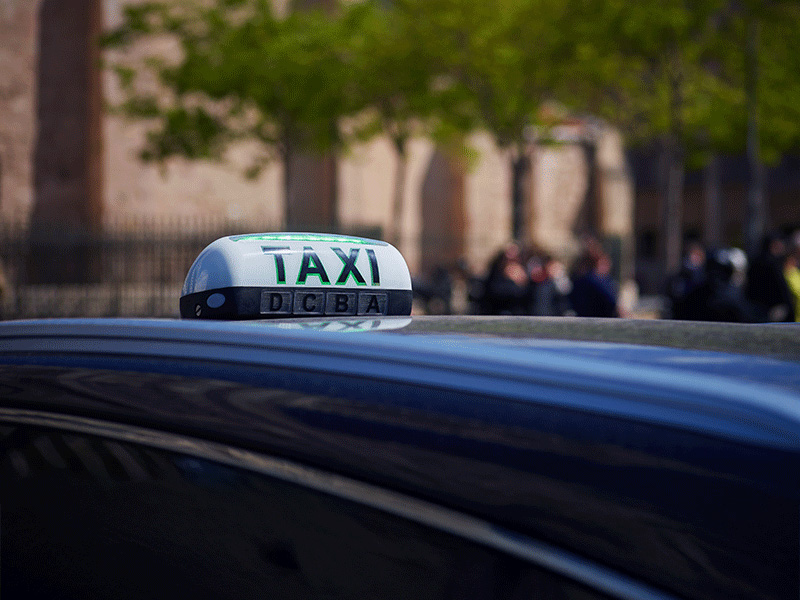 toit d'un taxi noir en ville