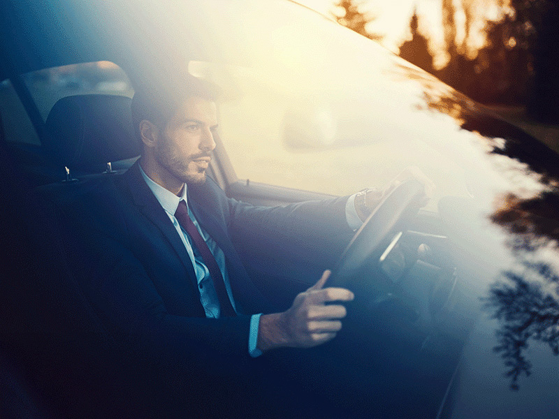 conducteur VTC au volant de son véhicule