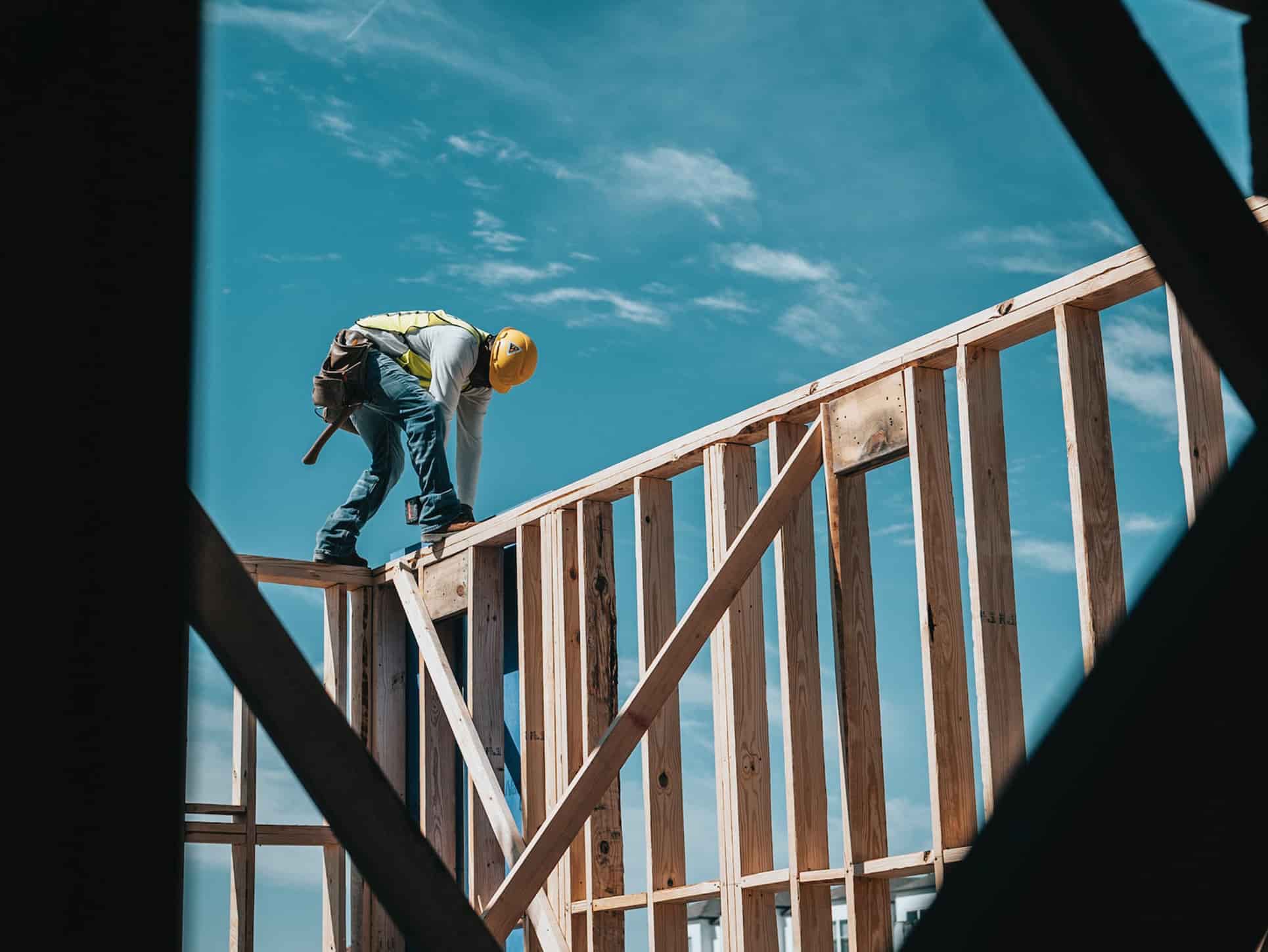 ouvrier du BTP qui travaillent le bois d'une construction
