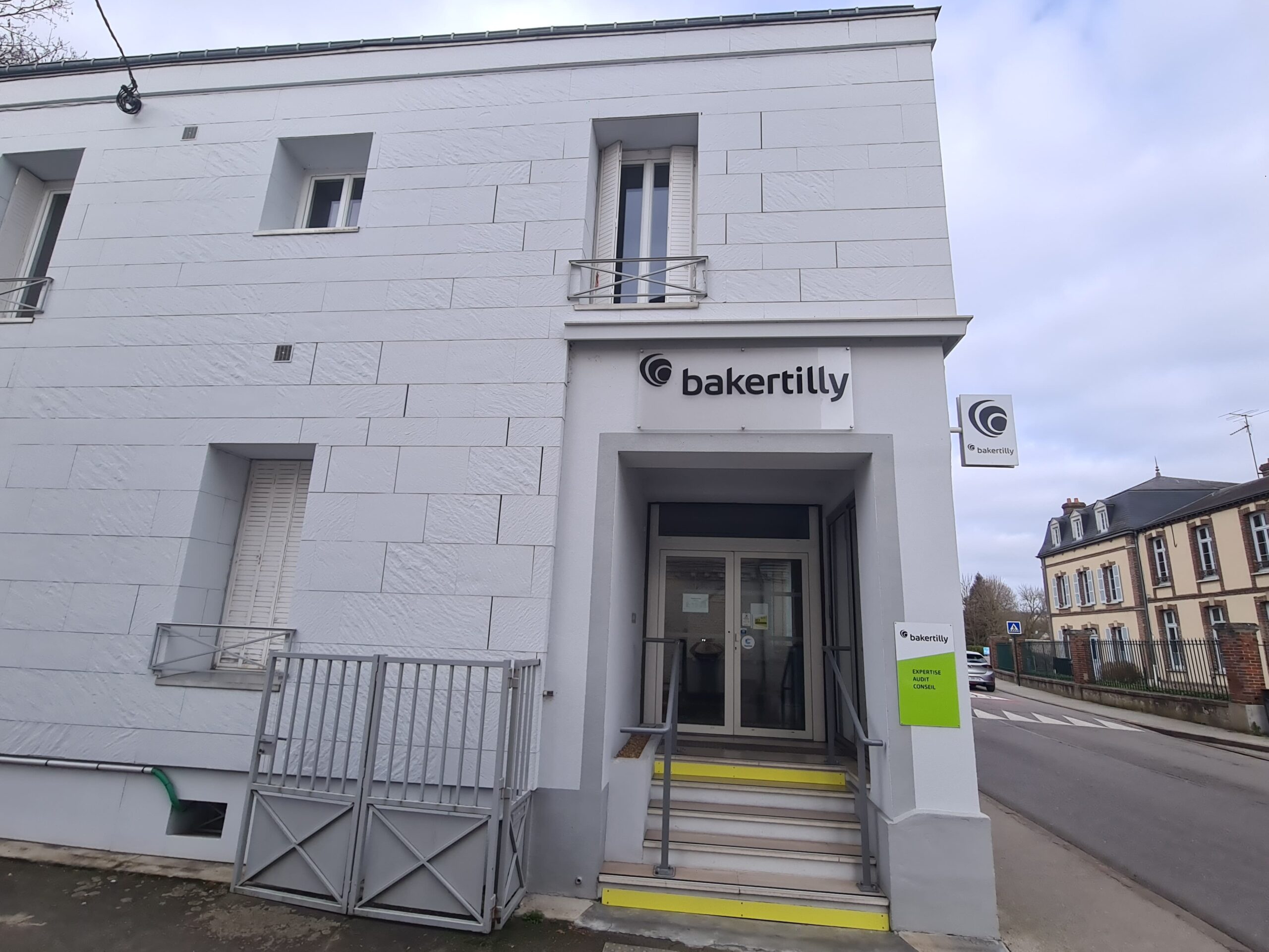 vue extérieure bureau baker tilly maintenon