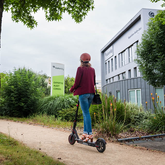collaborateur baker tilly trotinette