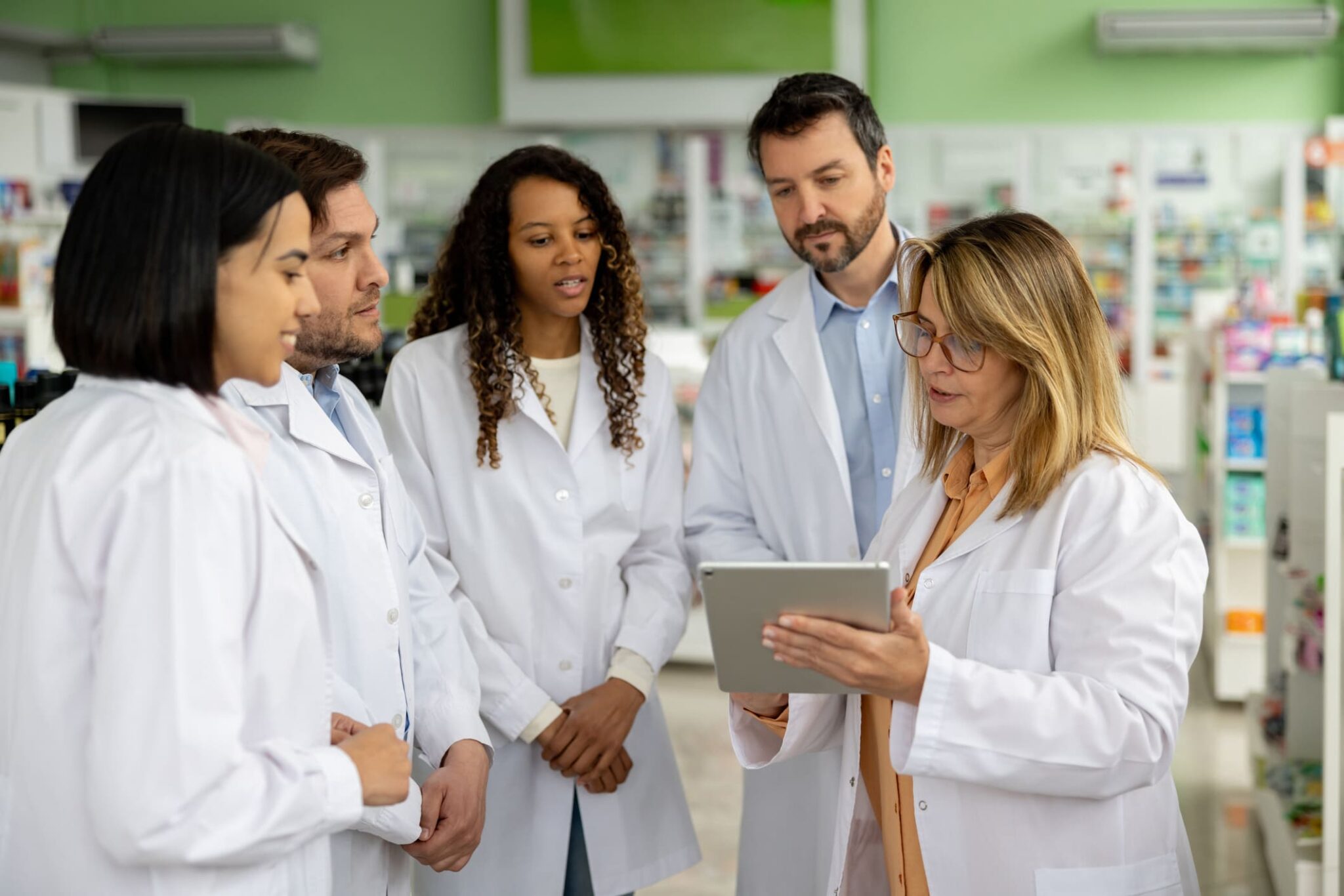 équipe de 5 pharmaciens dans pharmarcie